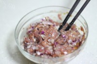 自己做的猪肉洋葱馅饼做法图解3)