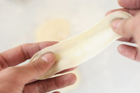 饺子皮油泼扯面做法图解3)