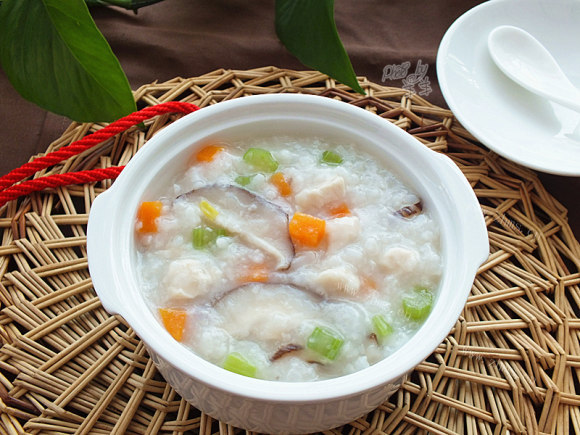 美味的香菇鸡肉粥