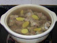 家常草菇排骨汤做法图解5)
