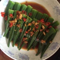 热腾腾的白灼秋葵做法图解4)