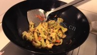 家常菜胡萝卜炒菜花做法图解10)