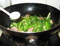 「DIY美食」肉炒蒜苔做法图解8)