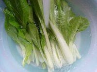 家常菜虾皮炒小白菜做法图解2)