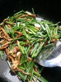 家常菜韭菜花炒肉丝做法图解5)