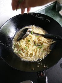 独特的炒土豆丝做法图解5)