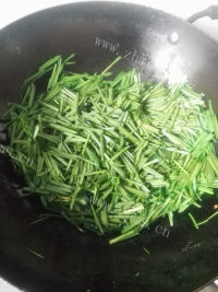 家常菜韭菜炒鸡蛋做法图解5)