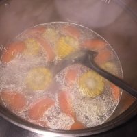 美味的玉米胡萝卜排骨汤做法图解11)
