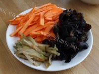 家常胡萝卜木耳炒牛肉做法图解2)