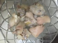 美味的黄豆猪蹄汤做法图解4)