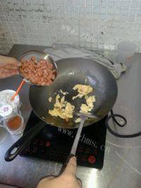自制鸡蛋火腿炒饭做法图解5)
