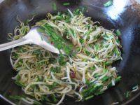 家常菜蒜苗炒豆芽