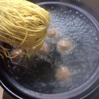 美味的牛肉丸汤面做法图解4)
