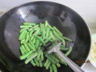 美味的豆角炖土豆做法图解6)