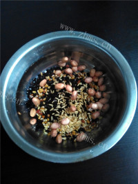 美味的自制养生黑豆浆做法图解1)