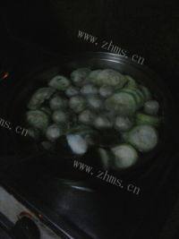 色味俱全的丝瓜肉丸汤做法图解3)