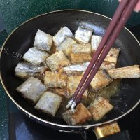 色泽不错的香煎刀鱼做法图解3)