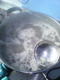 美味的大骨汤做法图解4)