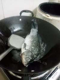 美味的鲫鱼豆腐汤做法图解3)