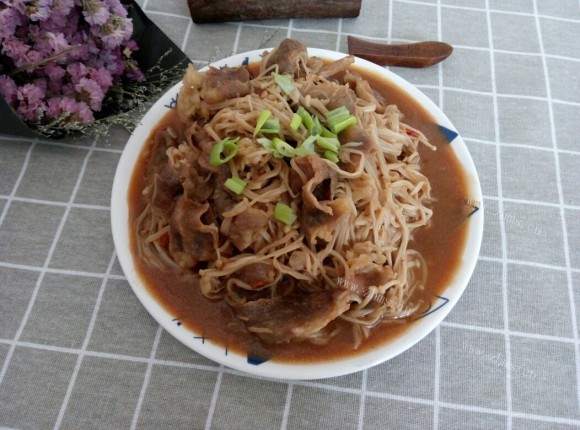 色泽鲜亮的金针菇肥牛