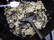 家常菜咸菜炒百叶做法图解5)
