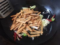 美味营养的西芹炒豆干做法图解4)