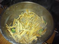家常菜青椒炒豆腐皮做法图解6)
