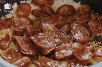美味的腊味煲仔饭做法图解6)