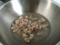 美味的香菇鸡肉煲仔饭做法图解3)