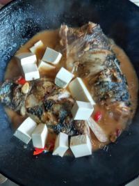 家常菜鱼头炖豆腐做法图解10)