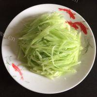 家常菜凉拌莴笋丝做法图解2)