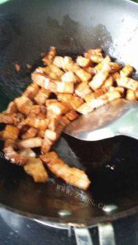 家常菜红烧肉炖土豆做法图解5)
