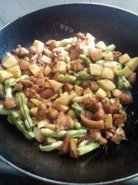 美味的豆角土豆烧肉做法图解9)