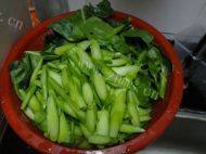 诱人的腊肉炒芥兰做法图解2)