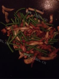 色味俱佳的豆角炒茄子做法图解5)
