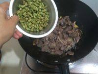 家常菜酸豆角炒鸭胗做法图解3)