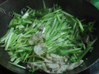 「念念不忘」芹菜炒肉做法图解5)