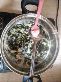 紫菜虾米蛋花汤做法图解7)