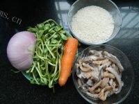 鲜香美味豆苗鱿鱼煲仔饭做法图解1)