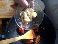 美味的苹果香菇炒鸡翅做法图解9)
