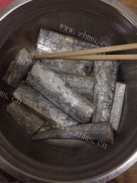 色味俱佳的糖醋带鱼做法图解1)