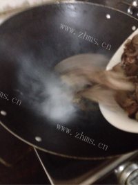 美味的莲藕焖羊肉做法图解6)