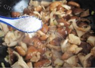 香菇炖肉做法图解7)