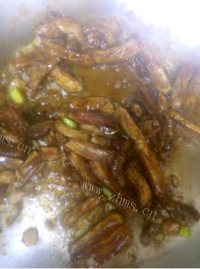 家常菜肉炒蒜苔做法图解3)