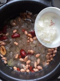养人的银耳花生红枣羹做法图解8)