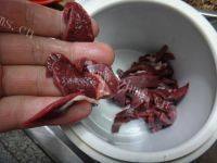猪塞肉炖夏枯草做法图解4)