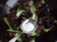 诱人的木耳炒油菜做法图解5)