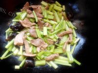 家常菜芹菜木耳炒肉做法图解7)