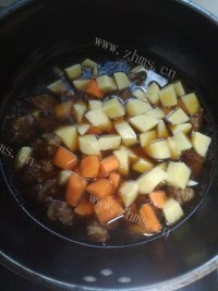 营养丰富的牛肉炖土豆胡萝卜做法图解6)