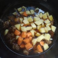 营养丰富的牛肉炖土豆胡萝卜的做法图解六